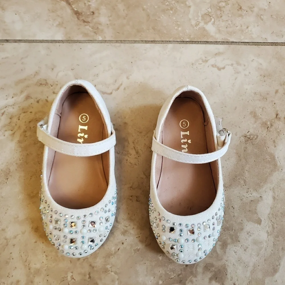 Link girl's shoes. Size 5